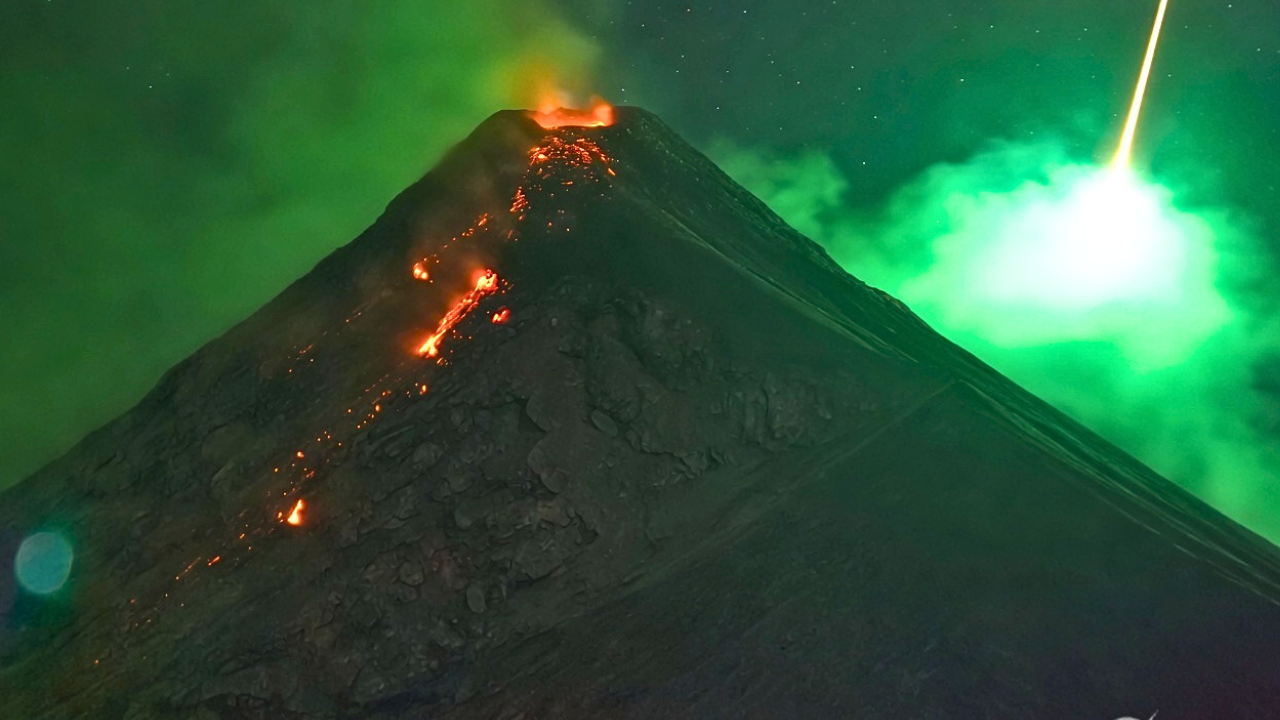BRIGHT METEOR Lights Up Sky Over Erupting Volcano in Philippines ...
