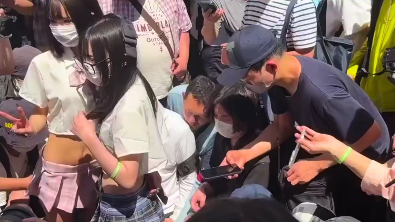 COSPLAYER SURROUNDED By Crowd Taking Inappropriate Photos – Daily Brief ...